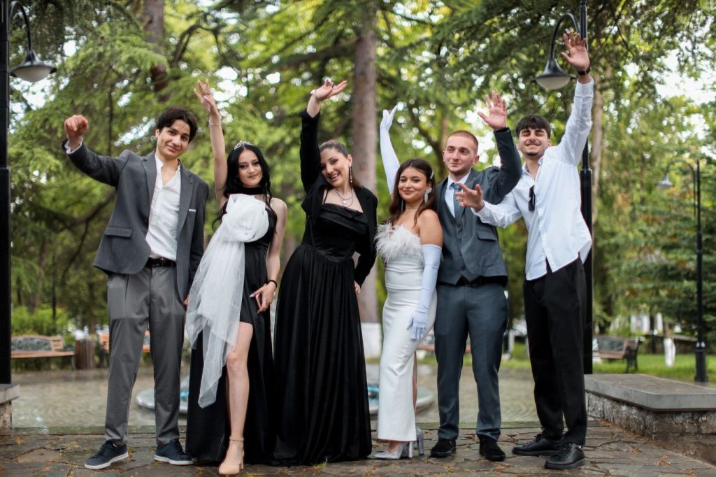 Tenues traditionnelles vs modernes pour le bal